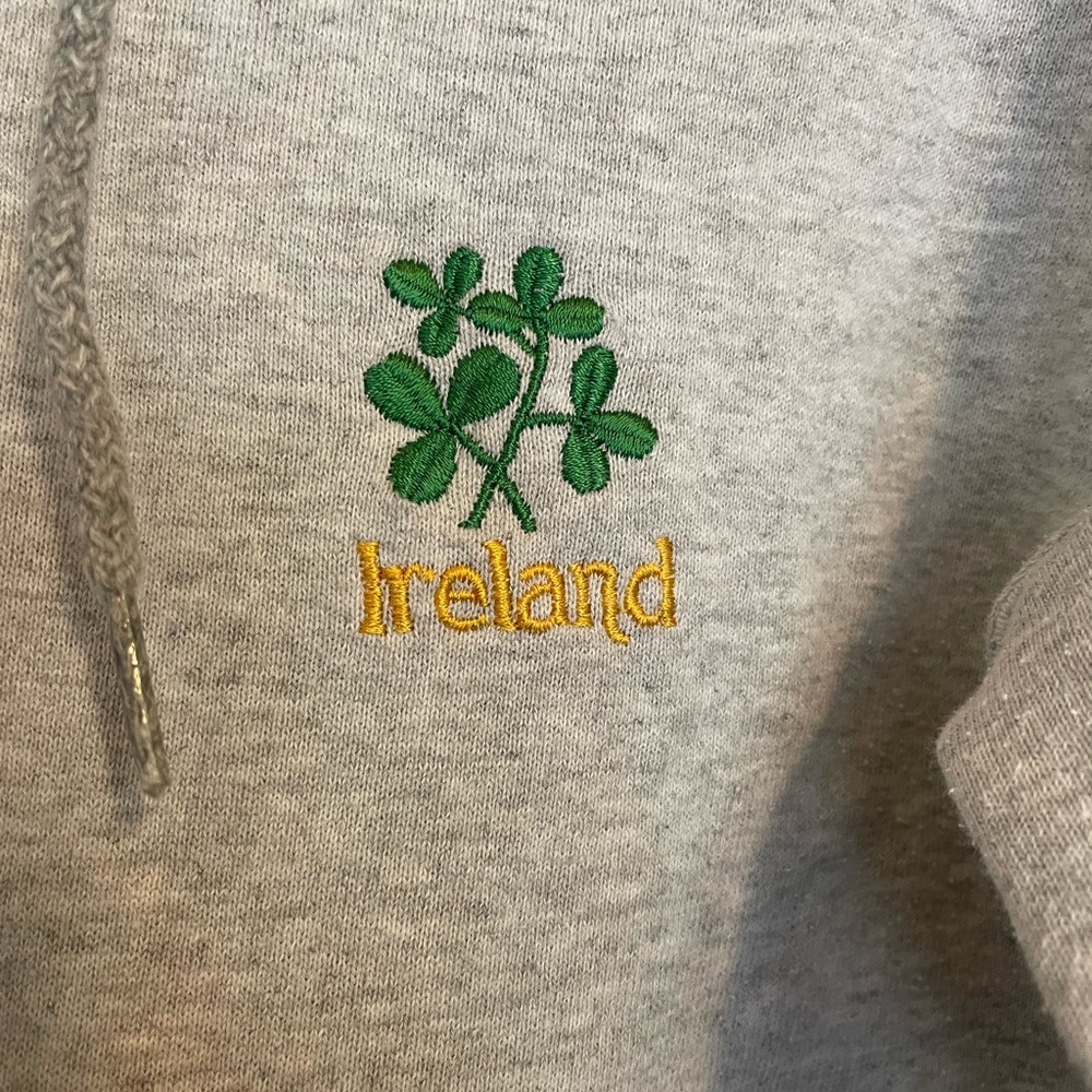Children's sweatshirt with Ireland logo!